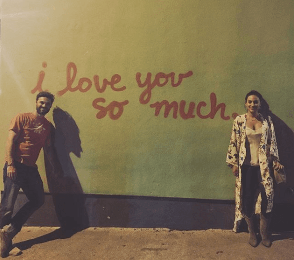 Se trató de una instántanea donde la actriz aparece posando al lado de Iván Sánchez, con una pared verde de fondo y un mensaje con la leyenda "I love so much", lugar emblemático en Austin, Texas.