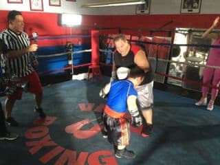 Raúl de Molina se preparó para su gran batalla en el ring del boxeo contra Carlitos el Productor. Y su entrenadora Ximena Cordoba estuvo allí apoyándolo todo el tiempo.