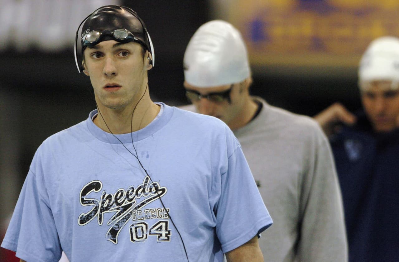 Se pueden reconocer las épocas y competencias de Phelps a través de sus audífonos. Con estos que lleva en el Campeonato Mundial fue captado en 2003, cuando ganó cuatro medallas de oro, dos de plata y registró cinco récords mundiales.