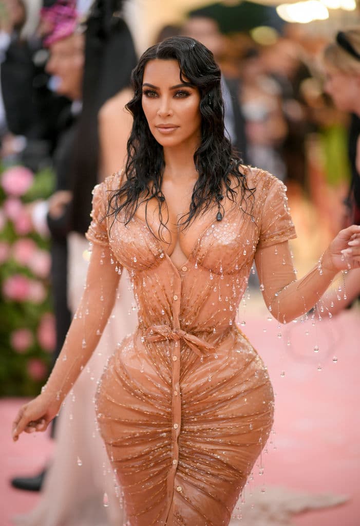A mediados de octubre, en un episodio de 'Keeping up with the Kardashians', se vio a West criticar el
<b> <a href="https://www.univision.com/famosos/el-vestido-y-la-cintura-de-kim-kardashian-en-la-gala-del-met-fotos#96fbd9930000" target="_blank">ajustado vestido</a></b> de Thierry Mugler que Kardashian llevó a la
<b><a href="https://www.univision.com/famosos/met-gala-2019-en-fotos-asi-fue-la-alfombra-mas-rosa-y-loca-de-la-historia-fotos" target="_blank">Met Gala 2019</a></b> en mayo pasado: "Eres mi esposa y
<b>me afecta </b>cuando apareces en fotografías demasiado provocativas", le dijo.