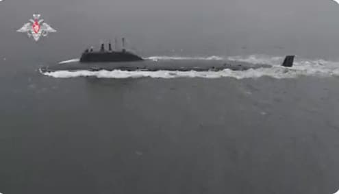 Barcos y submarinos de las flotas del Mar del Norte y del Mar Negro también lanzaron misiles con objetivos en el mar y en la superficie. Este submarino nuclear lanzó un
<b>misil de crucero Kalibr</b>, según un video difundido por el Ministerio de Defensa de Rusia.