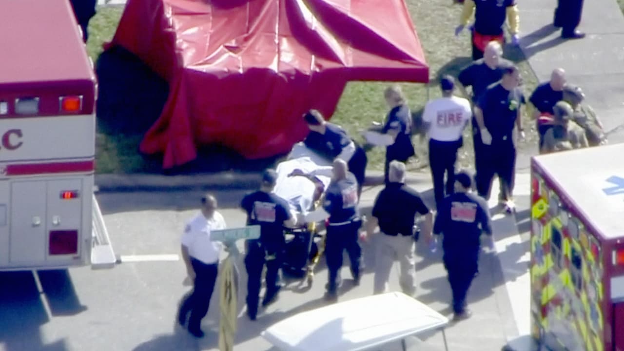 Evacuación de heridos. El sistema de escuelas de Broward publicó un mensaje en Twitter en el que reportó que "estudiantes y personal (del centro) escucharon lo que parecieron como disparos. La escuela inmediatamente fue cerrada".