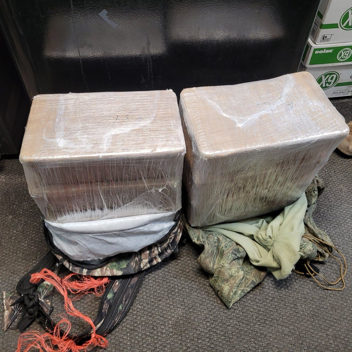 Agentes de la estación Nogales incautaron 45 libras de metanfetamina, un canino entrenado localizó los narcóticos dentro de dos mochilas abandonadas al noroeste de Tubac, Arizona.