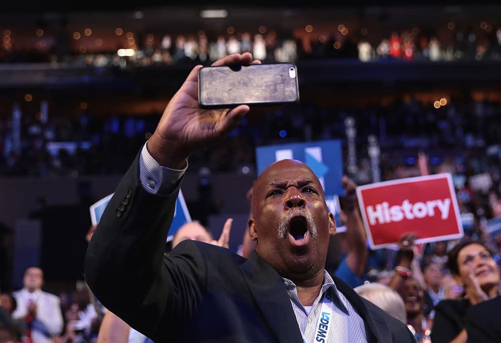 Los delegados vitorearon la aparición en pantalla de la candidata.