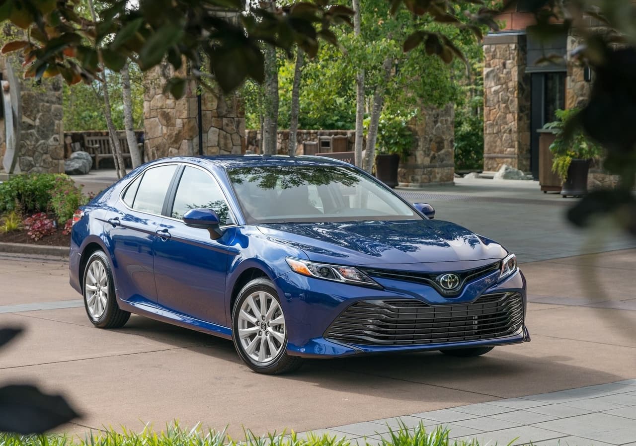 <h3 class="cms-H3-H3"><b>21 - Toyota Camry</b></h3>
<br>
<br>
<b>Compañías de alquiler:</b> -0.2%
<br>
<b>Concesionarios virtuales:</b> +3.6%
<br>
<b>Concesionarios tradicionales: </b>+1.4%
<br>
<br>
<b>Lugar con el mejor precio:</b> compañías de alquiler