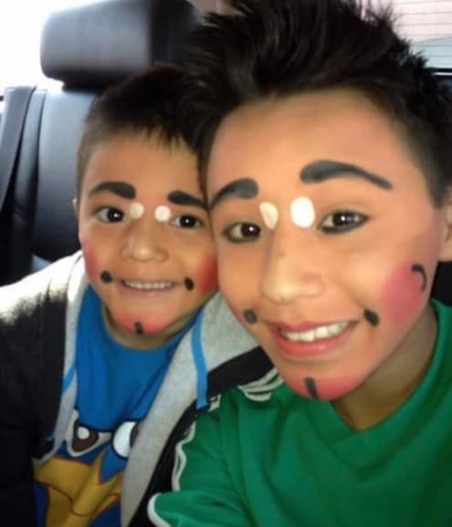 Los hermanos: 'Gomita', 'Lapizín' y 'Lapizito' aceptaron una oferta de trabajo en una televisora local de Monterrey, donde participaron en dos programas.