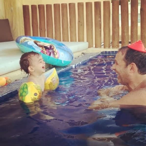 A quien también le encanta el agua es a Baby Michelle y más si su papito Alan baila y hace de todo para divertirla.