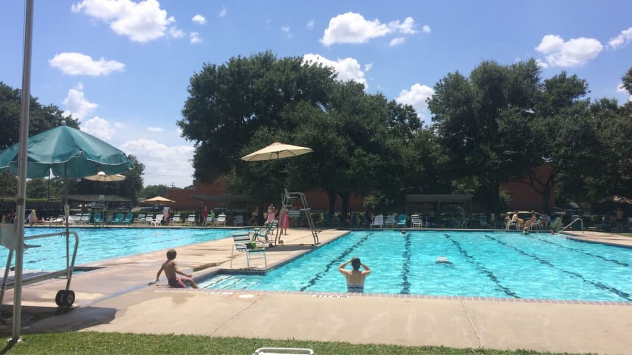 <b>En tercer lugar</b>, según Yelp, se encuentra 
<b>Eagle Pointe Recreation Complex</b>, ubicado en 12450 Eagle Pointe Dr Mont Belvieu, 77580. Está disponible de lunes a domingo de 11am a 6pm. La entrada puede costar $10.