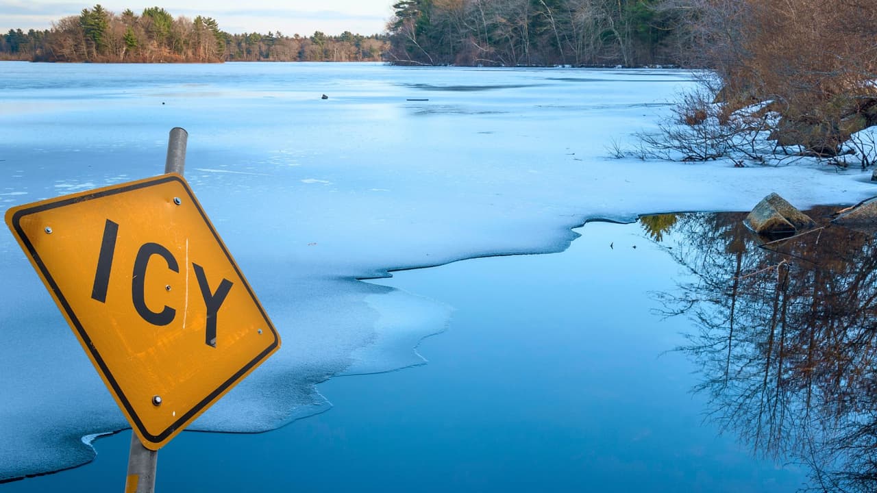Mueren tres hermanitos tras caer a un estanque congelado en el norte de Texas