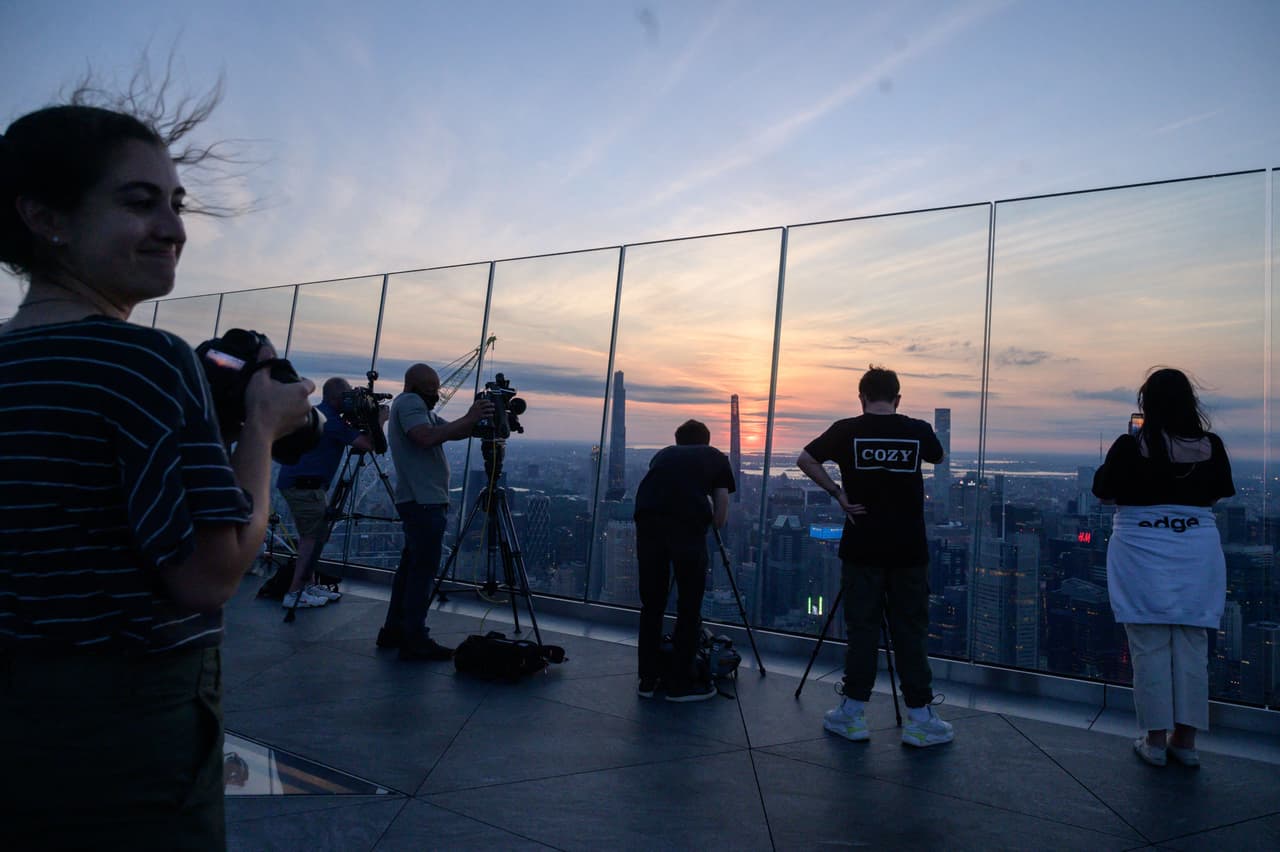 Fotógrafos se dieron cita al amanecer en el observatorio The Edge para captar el eclipse.