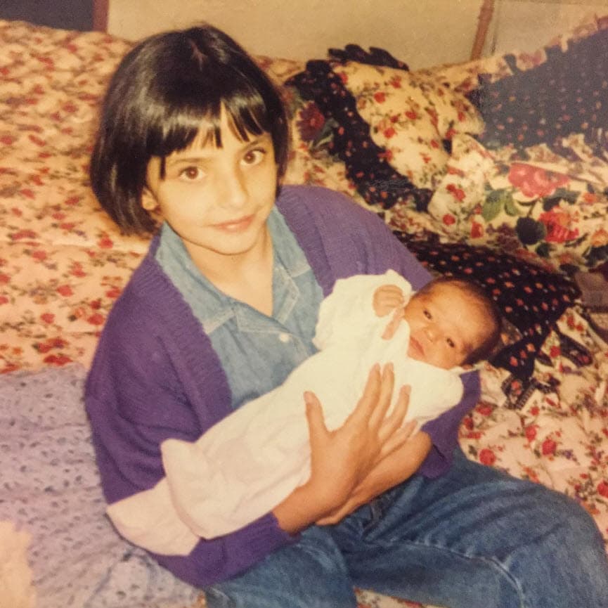 "
<b>Es 7 años menor que yo</b> y sin embargo siempre se porta (y me trata) como hermana mayor, siempre está buscando aprender y crecer, lee un libro por semana, es muy brillante, inteligente, gran escritora", relató.
<br>