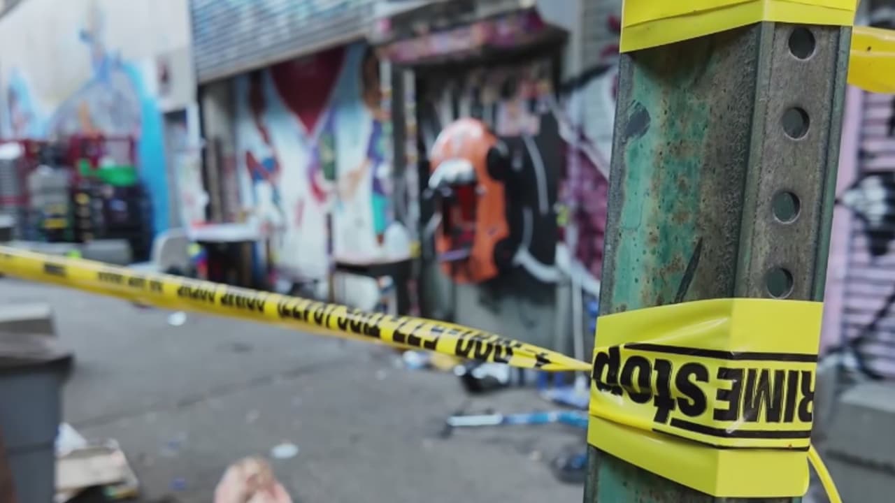 Hombre es mortalmente apuñalado en Washington Heights, la policía busca a los sospechosos