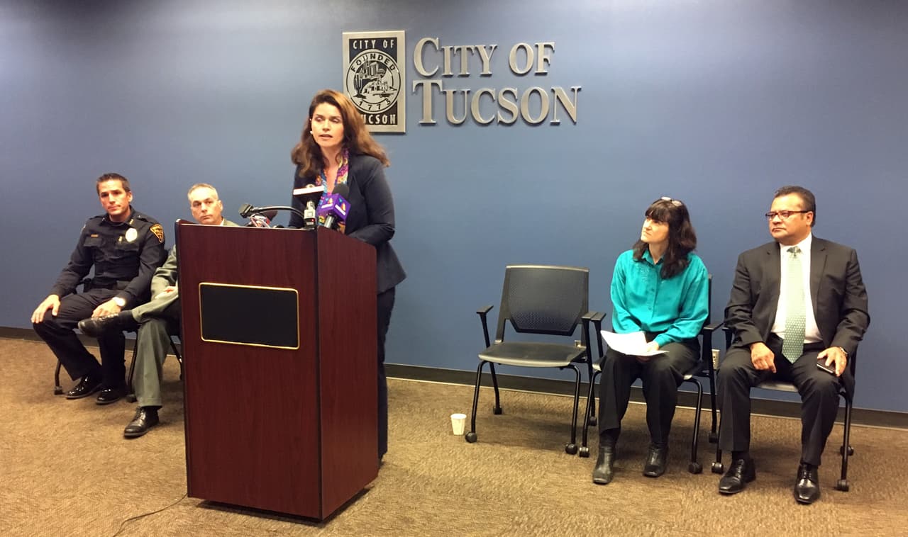 Regina Romero, concejal de Tucson, explica que protegerán a los miembros de la comunidad sin importar el estatus migratorio.