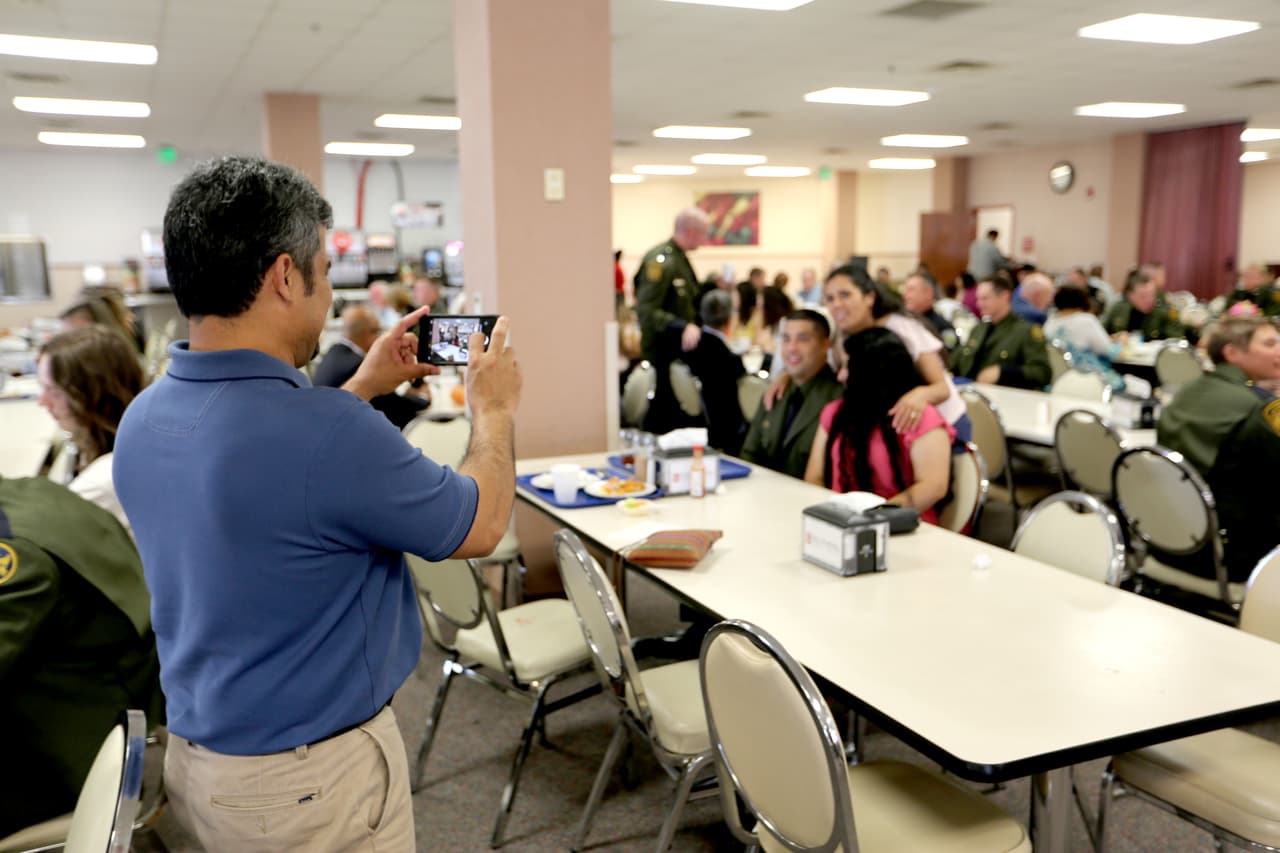 <b>Más de la mitad son hispanos. </b>La mañana en que se gradúan los agentes desayunan con sus familias: Edgar Ayala, destinado a Eagle Pass, se encontró con sus padres, inmigrantes salvadoreños que viven en Maryland.