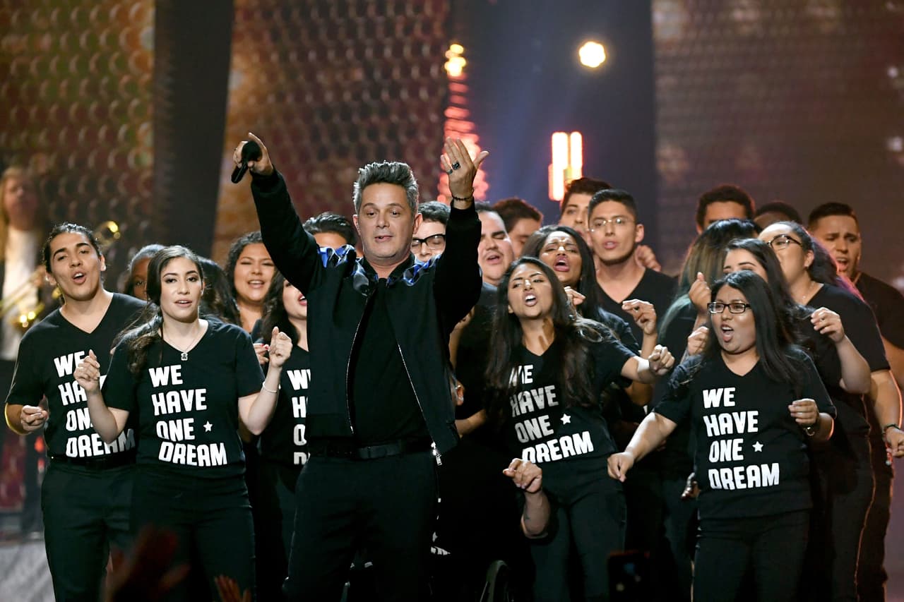 Alejandro Sanz fue reconocido como Persona del Año y durante la gala de Latin GRAMMY dedicó su show a los 'dreamers'