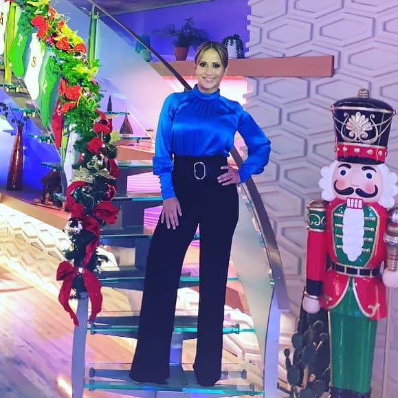 En su primer día en Despierta América, Jackie lució un 'outfit' sofisticado. El pantalón negro de corte recto y a la cintura le ayudo a estilizar aún más su figura.
