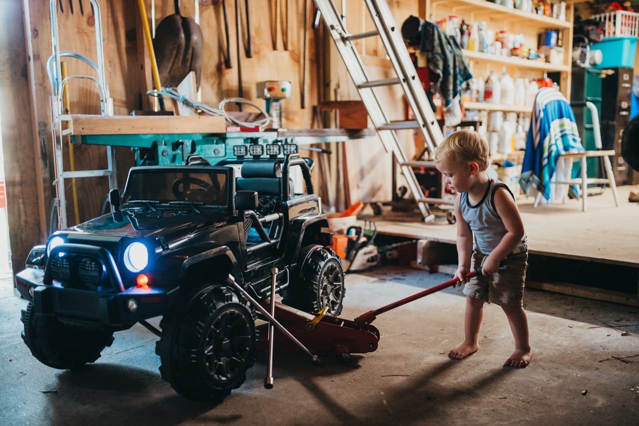 El paseo continuó en un taller mecánico, donde el pequeño Briggs pudo trabajar en su vehículo.