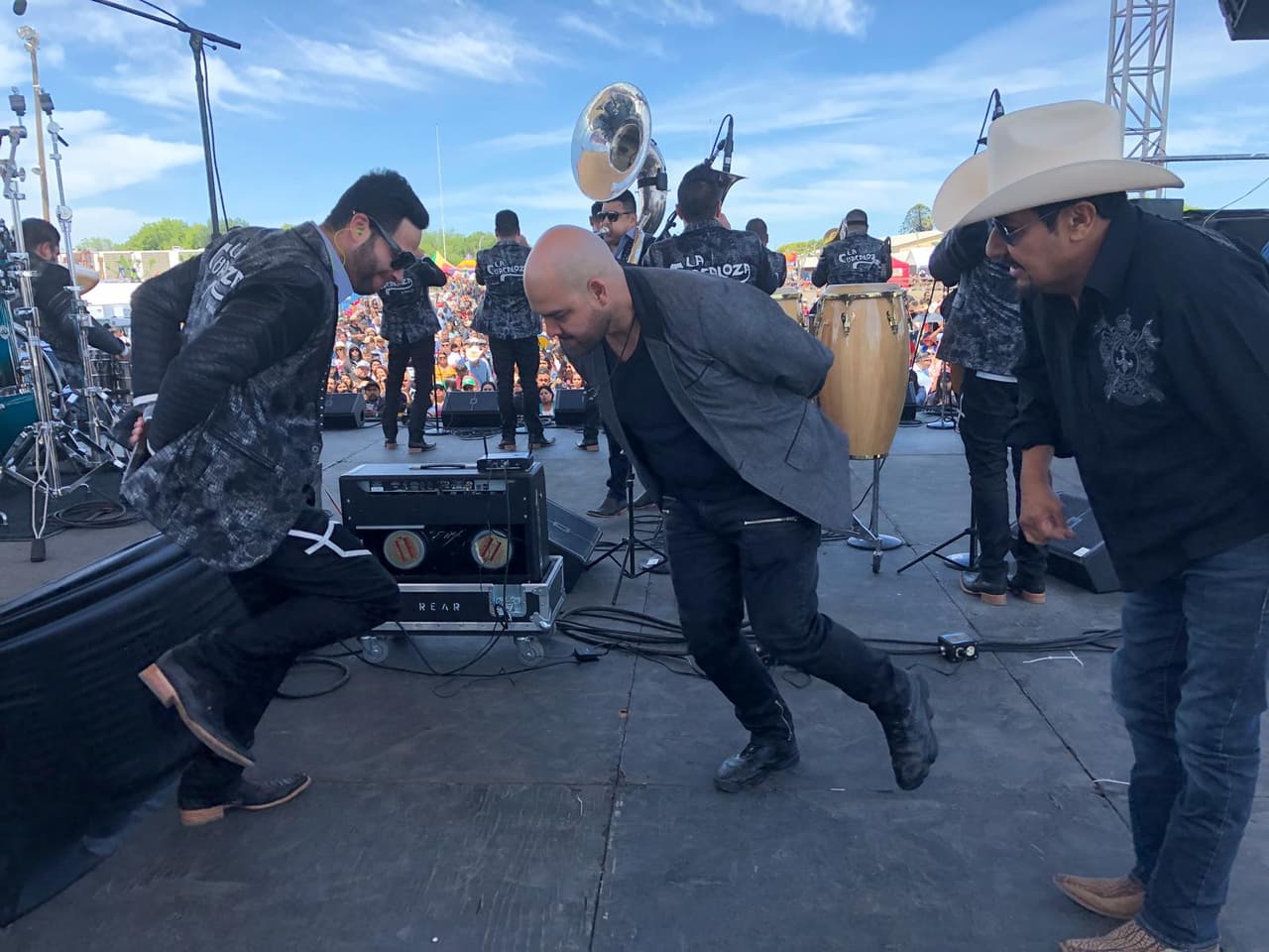 El Pelón también traía lo suyo y quiso demostrar que él sabe cómo se zapatea 'El Jabalí'.