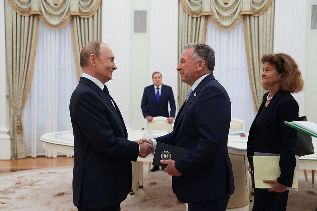 En esta fotografía distribuida por la agencia estatal rusa Sputnik, el presidente de Rusia, Vladimir Putin, saluda al enviado especial de Estados Unidos, Steve Witkoff, antes de sus conversaciones en Moscú este miércoles 6 de agosto de 2025.