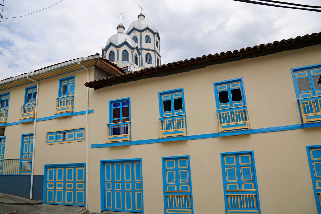 La iglesia principal del municipio de Filandia y su casa cural fueron restauradas completamente tras el terremoto que sacudió y devastó el eje cafetero en enero de 1999.