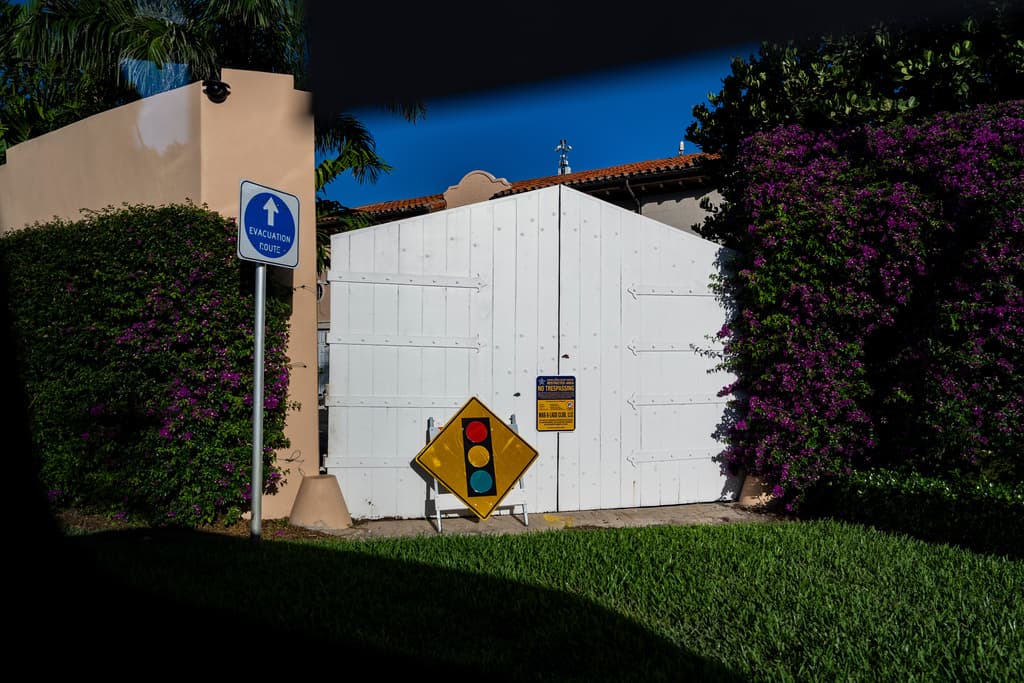 Una puerta permanece cerrada en un puesto de control cerca del club Mar-a-Lago del presidente Donald Trump, el lunes 22 de diciembre.