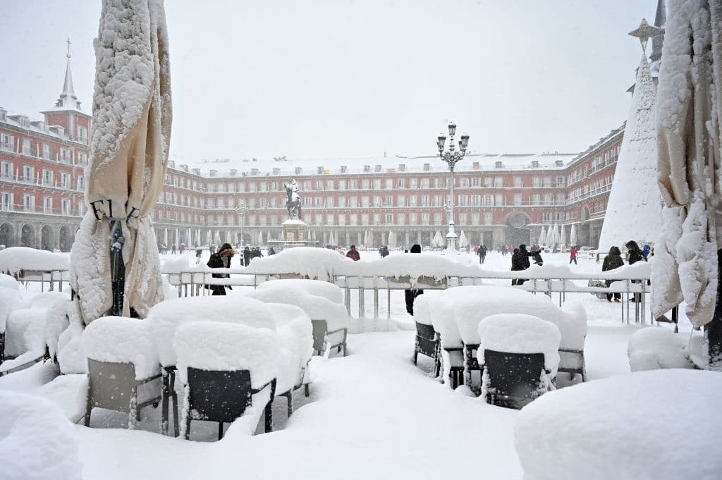 Las estampas que ha dejado el temporal son inéditas: en esta imagen, la Plaza Mayor en Madrid tras el paso del temporal que dejó cuatro personas muertas y causó caos alrededor del país, principalmente en servicios como carreteras y trenes.