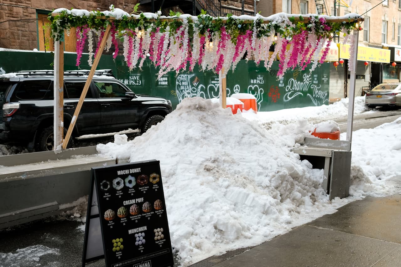 <b>Restaurantes al aire libre</b>
<br>
<br>Los restaurantes al aire libre de la ciudad fueron ordenados cerrar este domingo debido a la tormenta.