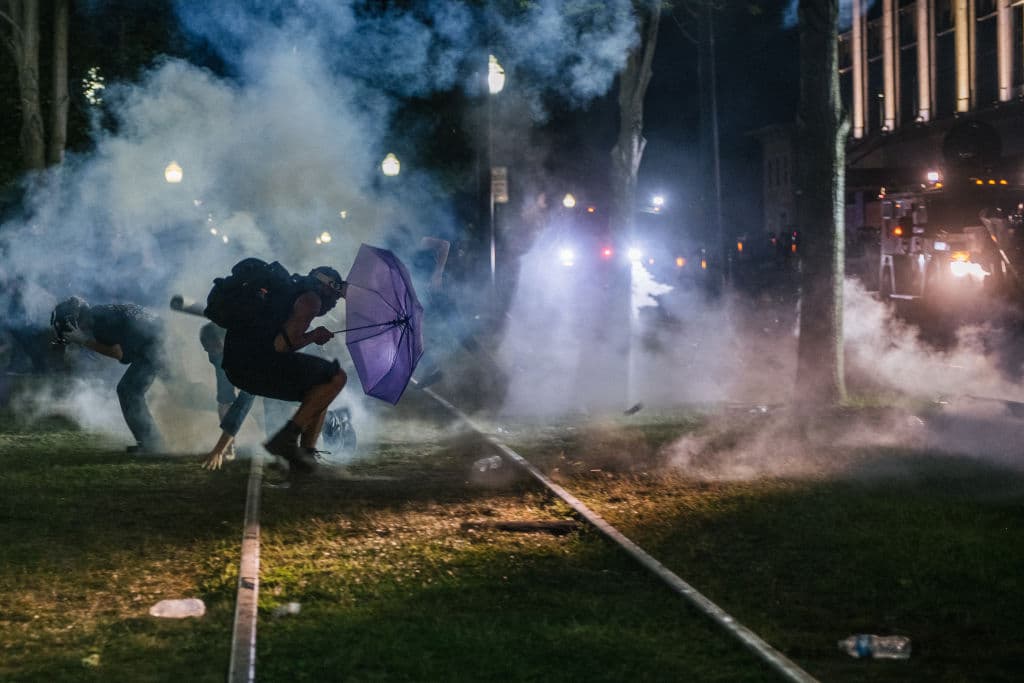 La policía lanzó gases lacrimógenos contra cientos de manifestantes la noche del lunes en Wisconsin, mientras crecía la ira en Estados Unidos después de que un hombre negro fuera baleado por la espalda por un oficial blanco, un caso que reaviva las
<b><a href="https://www.univision.com/noticias/politica/la-muerte-de-george-floyd-revela-las-heridas-abiertas-del-pecado-original-de-eeuu-el-racismo">históricas protestas contra el racismo </a></b>tras la muerte de George Floyd.