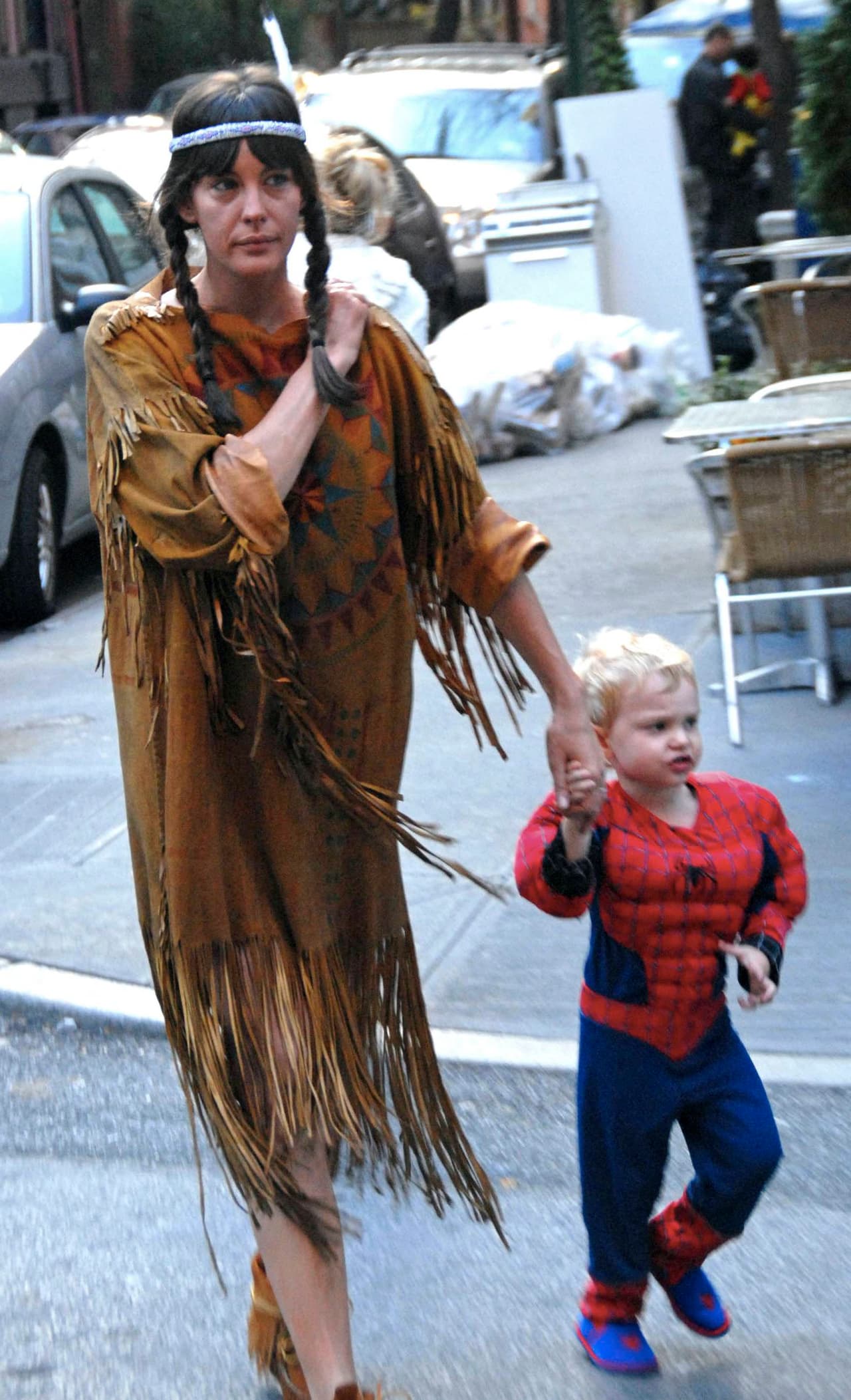 Alguna ves, Liv también llevó a su musculoso spiderman a pedir dulces, con un atuendo de Pocahontas.