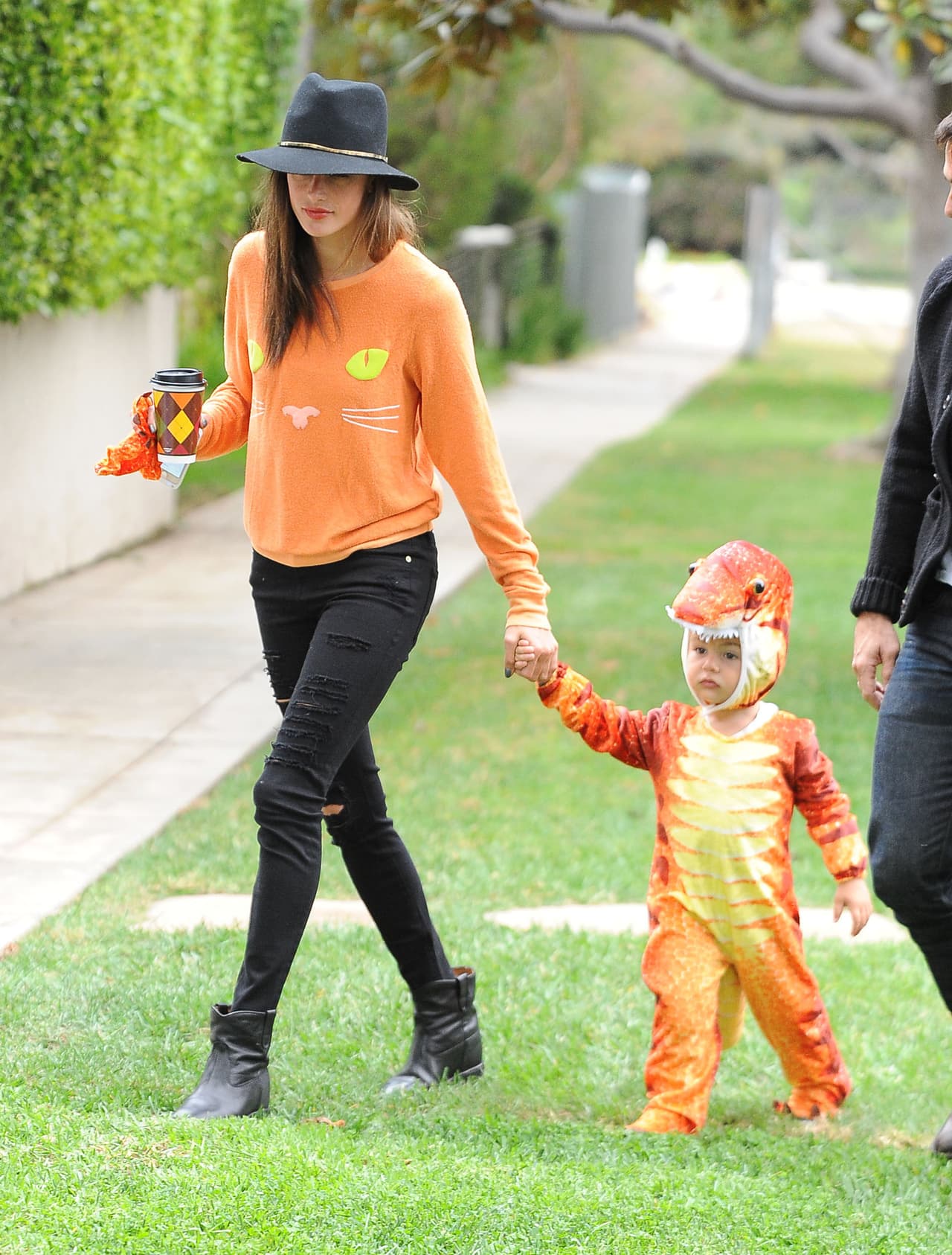 Pero esa no fue la única vez que se coordinó con el pequeño, hace apenas un año él fue un tierno dragón y ella un gatito del mismo color.