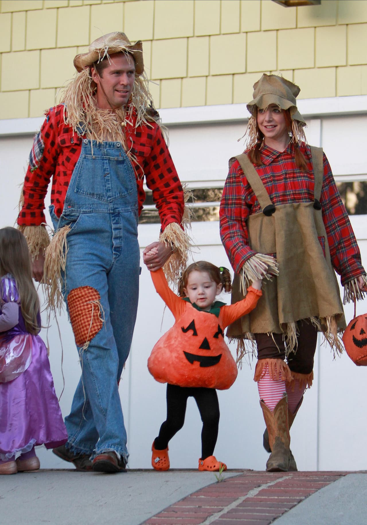Pero otro año, se vistieron de espantapájaros, mientras que Heeva, su retoño, fue una linda calabaza que aún no podía correr por si sola.