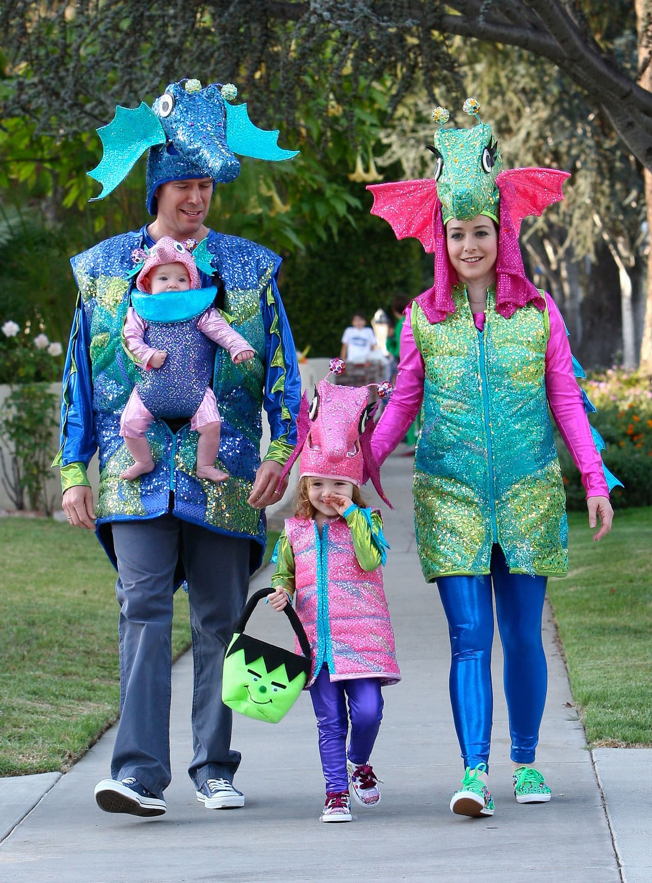 Alyson Hannigan y su esposo Alexis Denisof siempre se han disfrazado con una misma temática para llevar a sus hijas a pedir dulces. Sin duda eran unos dragones muy coloridos.