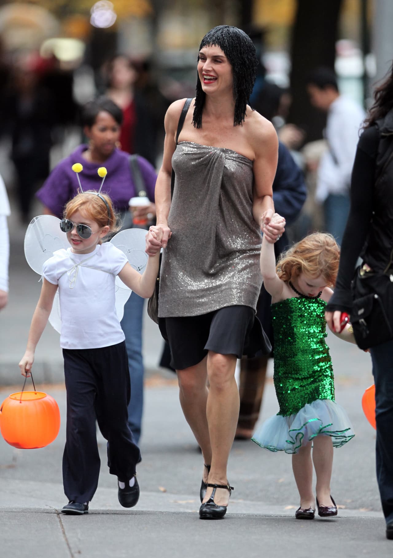 En otra ocasión, unas lindas hadas la llevaban de la mano buscando un manjar de caramelos para el día de brujas.