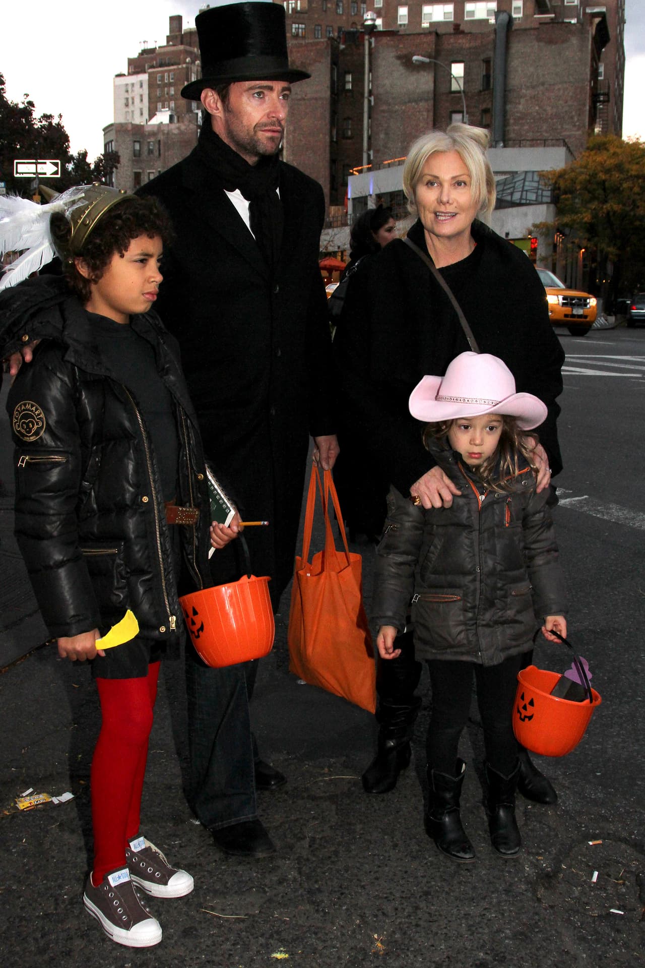 Ni el frío pudo impedir que el Halloween se arruinará para la familia de Hugh Jackman, los retoños del actor querían dulces a como diera lugar.