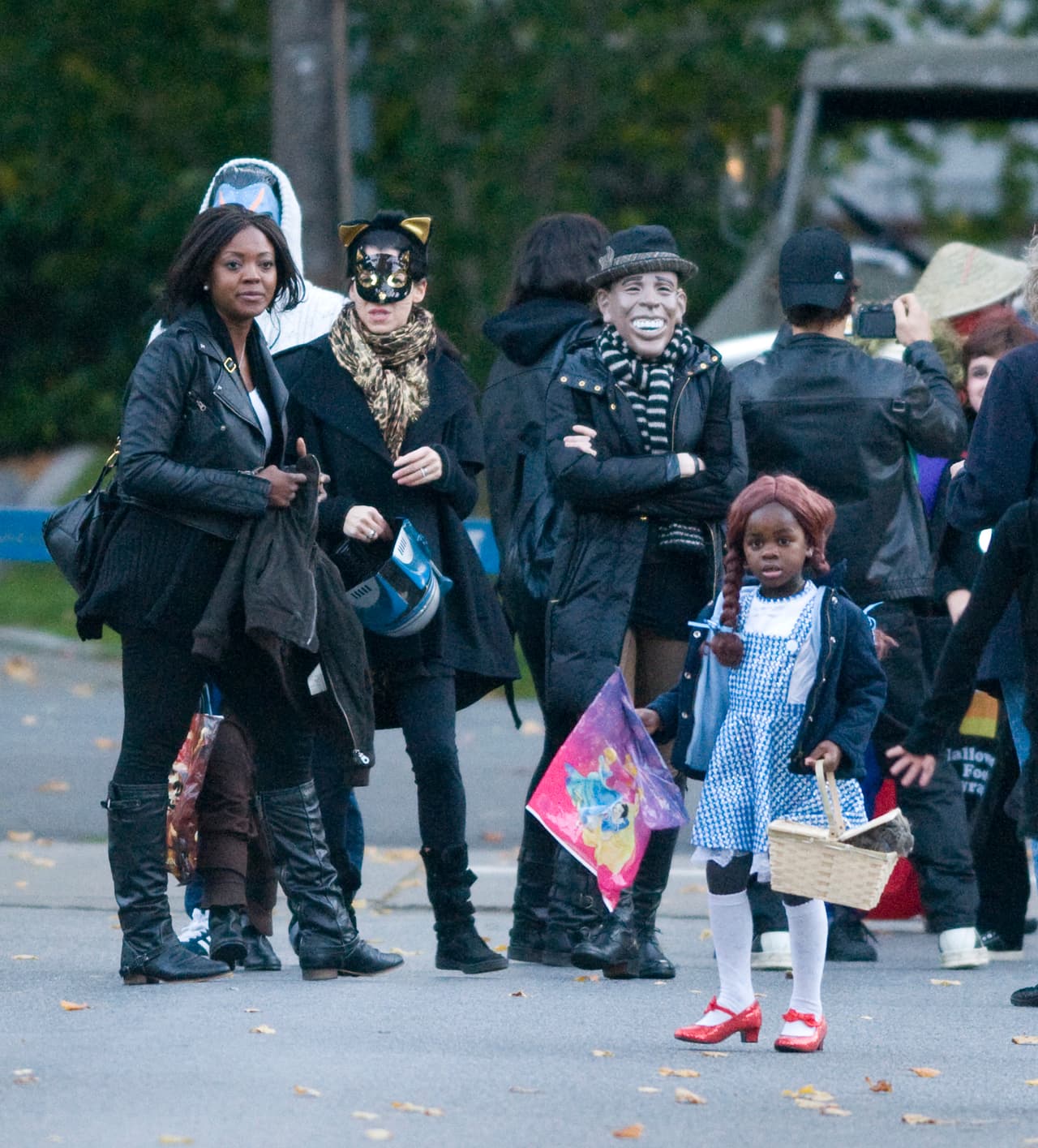 Aunque Madonna quiso pasar desapercibida tras esa mascara ante las cámaras el día que llevó a sus hijos al 'Trick or treat', fue reconocida de inmediato al ver a sus pequeños rodeados de sus amigos.