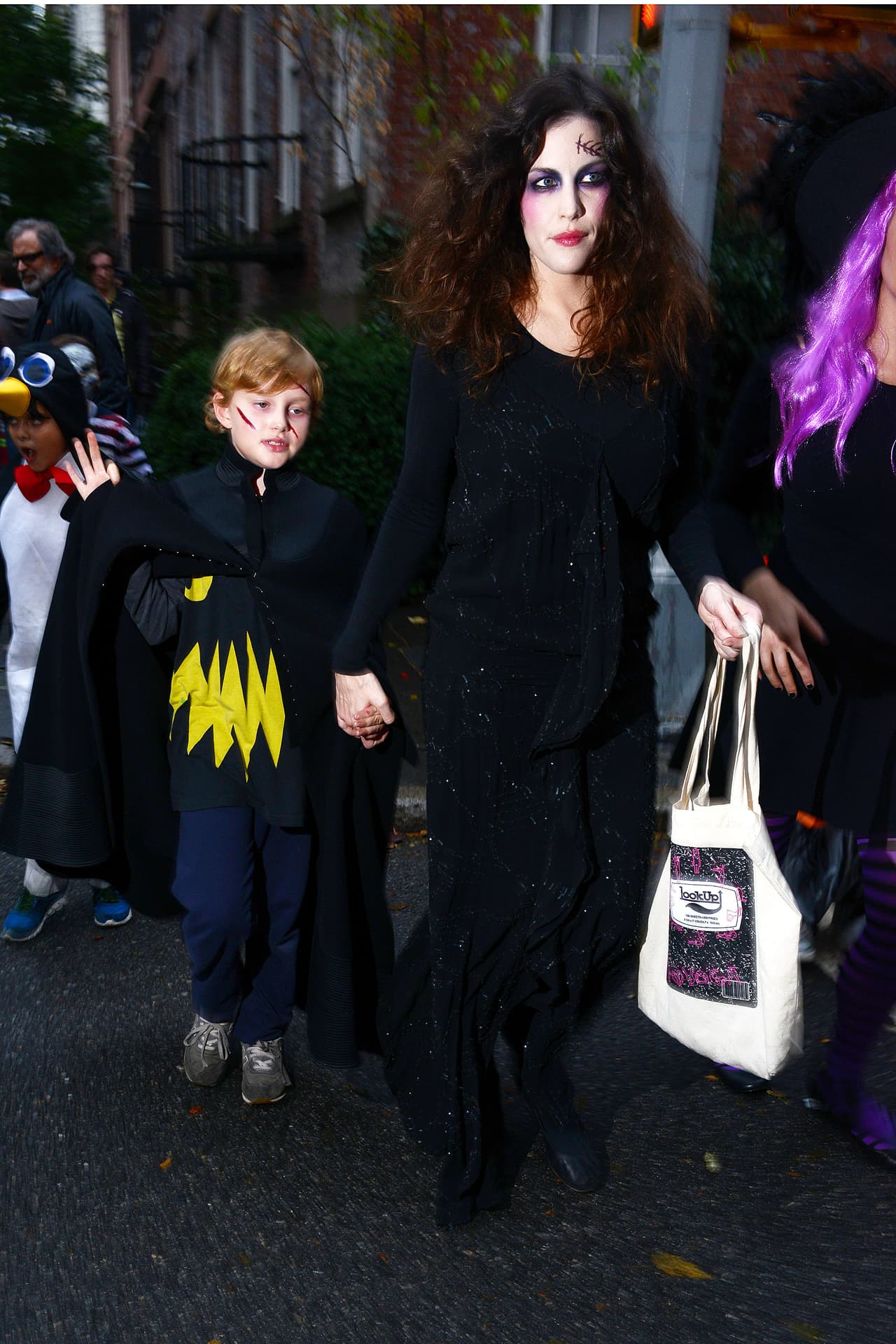 No importa si está súper ocupada, Liv Tyler siempre tiene tiempo para estar con su hijo Milo Langdon y hasta para disfrazarse antes de ir a llenar esa bolsa de caramelos.