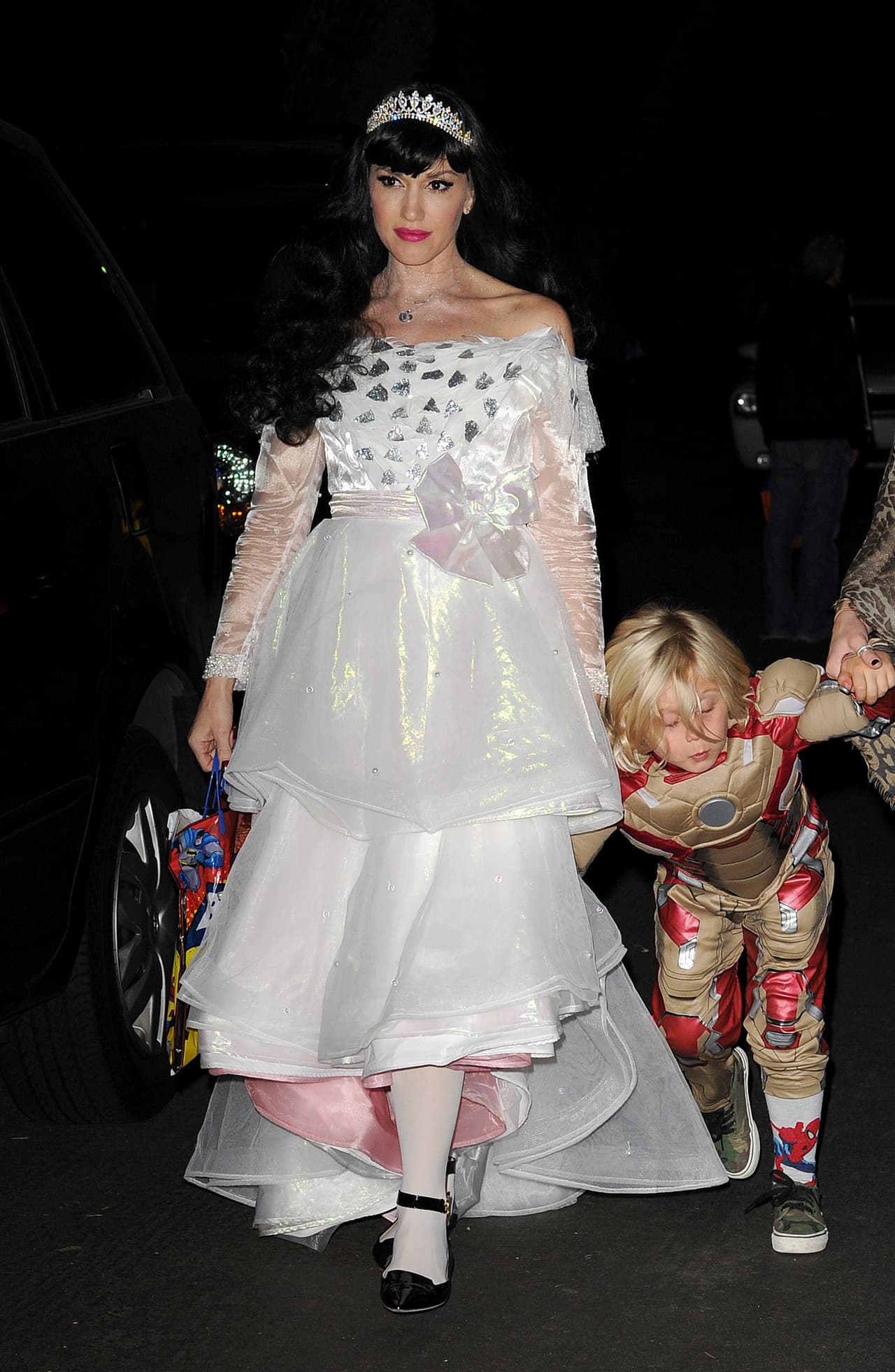 Gwen Stefani es una súper mamá, en cada Halloween ella misma los acompaña en su travesía para conseguir dulces, ese pequeño Iron Man casi se caía.