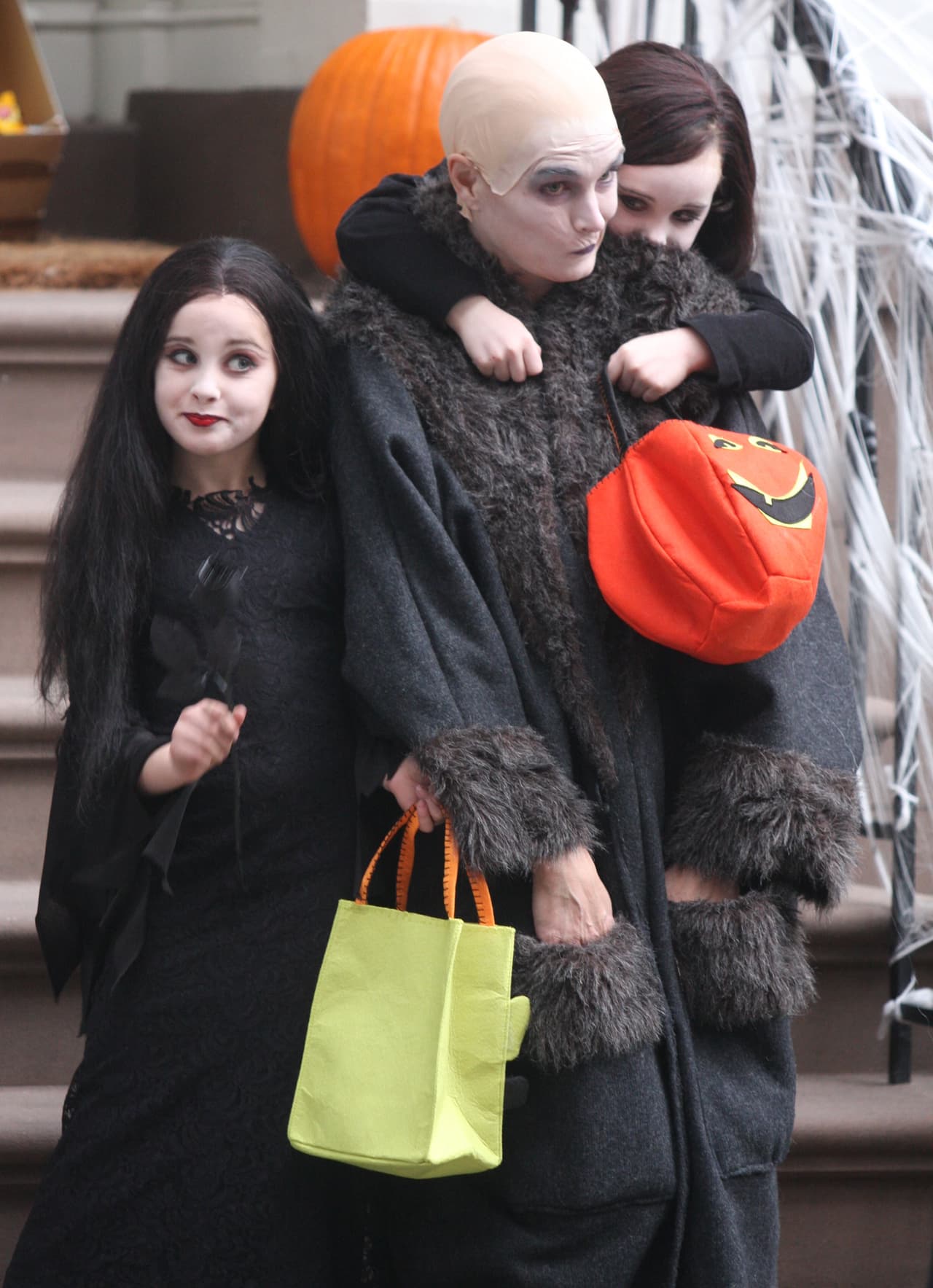 Brooke Shields encarnaba a Morticia en una obra de teatro cuando se vistió de otro personaje de 'Los locos Adams' para celebrar Halloween con sus hijas.