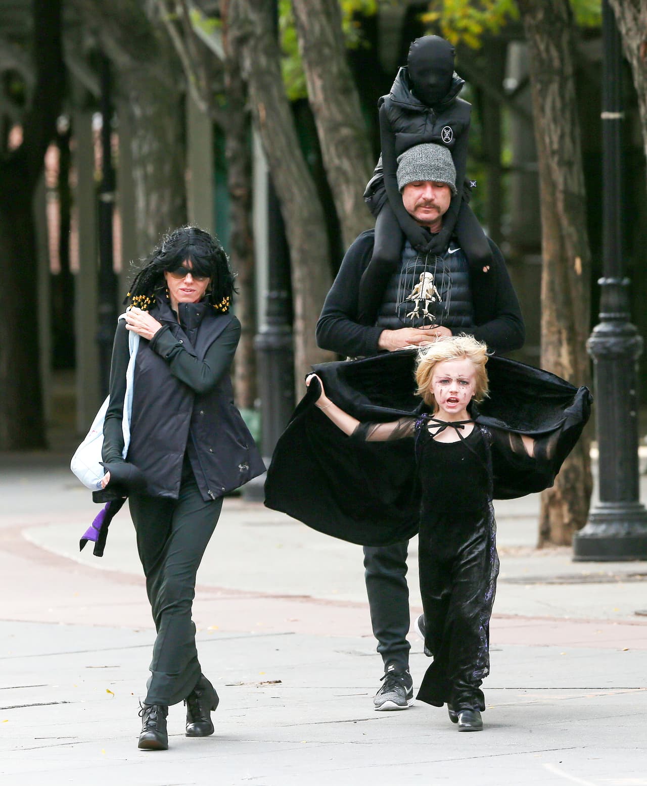 Naomi Watts y Liev Schreiber ya llevaron a sus hijos al 'Treat or trick' este año, la familia junta se vistió de negro, y Naomi fue una Cleopatra muy oscura.