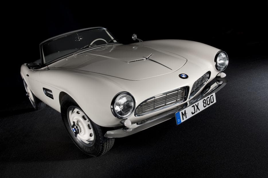 <h3 class="cms-h3-H3">11. BMW 507 1956-1959</h3>
<br>
<br>
<b>Diseñado por Albrecht von Goertz.</b>
<br>
<br>Al igual que otro el Mercedes-Benz 300SL de 1953, el BMW 507 fue idea de Max Hoffman, el hombre de negocios alemán que tenía los derechos de ventas de los vehículos Mercedes-Benz y BMW en los años 50. Hoffman quería un roadster elegante e imponente y se sintió frustrado por las propuestas de diseño presentadas por BMW. Por imposición de Hoffman BMW contrato al diseñador aleman-estadounidense Albrecht von Goertz, quien finalmente dibujó las líneas del legendario roadster, que contó entre sus dueños al mismísimo 
<b><a href="https://www.univision.com/noticias/autos-historicos/el-dia-que-elvis-compro-un-bmw" target="_blank">Elvis Presley</a></b>.