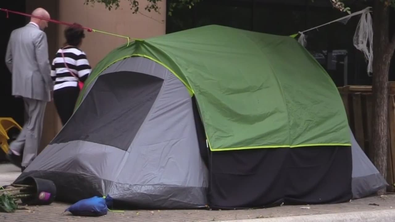 TxDOT limpiará los campamentos de indigentes bajo puentes a partir de la próxima semana