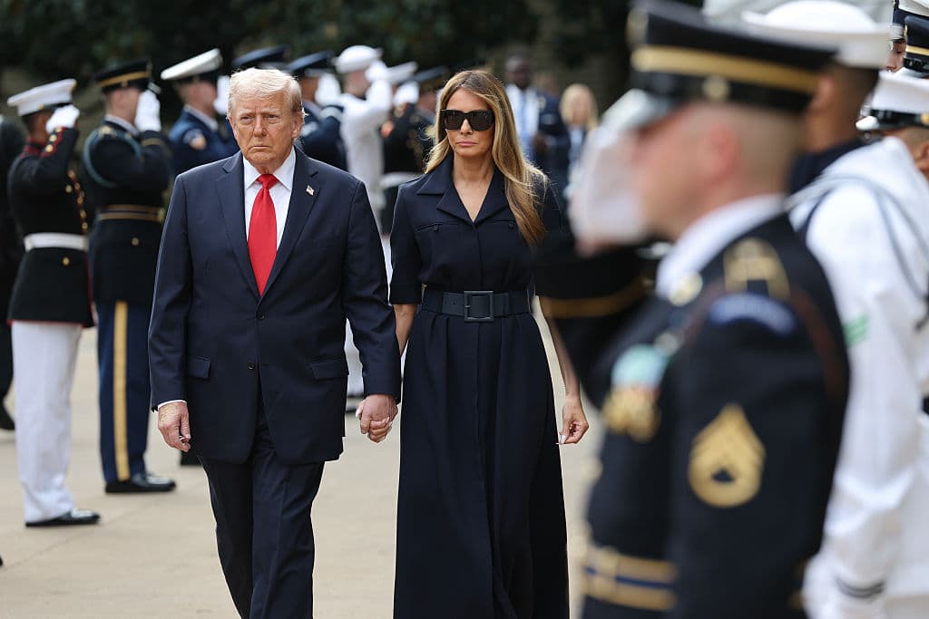 El presidente Donald Trump y la primera dama Melania Trump asisten al atio del Pentágono, el 11 de septiembre de 2025 en Arlington, Virginia. Se conmemora el 24.º aniversario de los atentados terroristas del 11-S que se cobraron la vida de casi 3,000 personas.