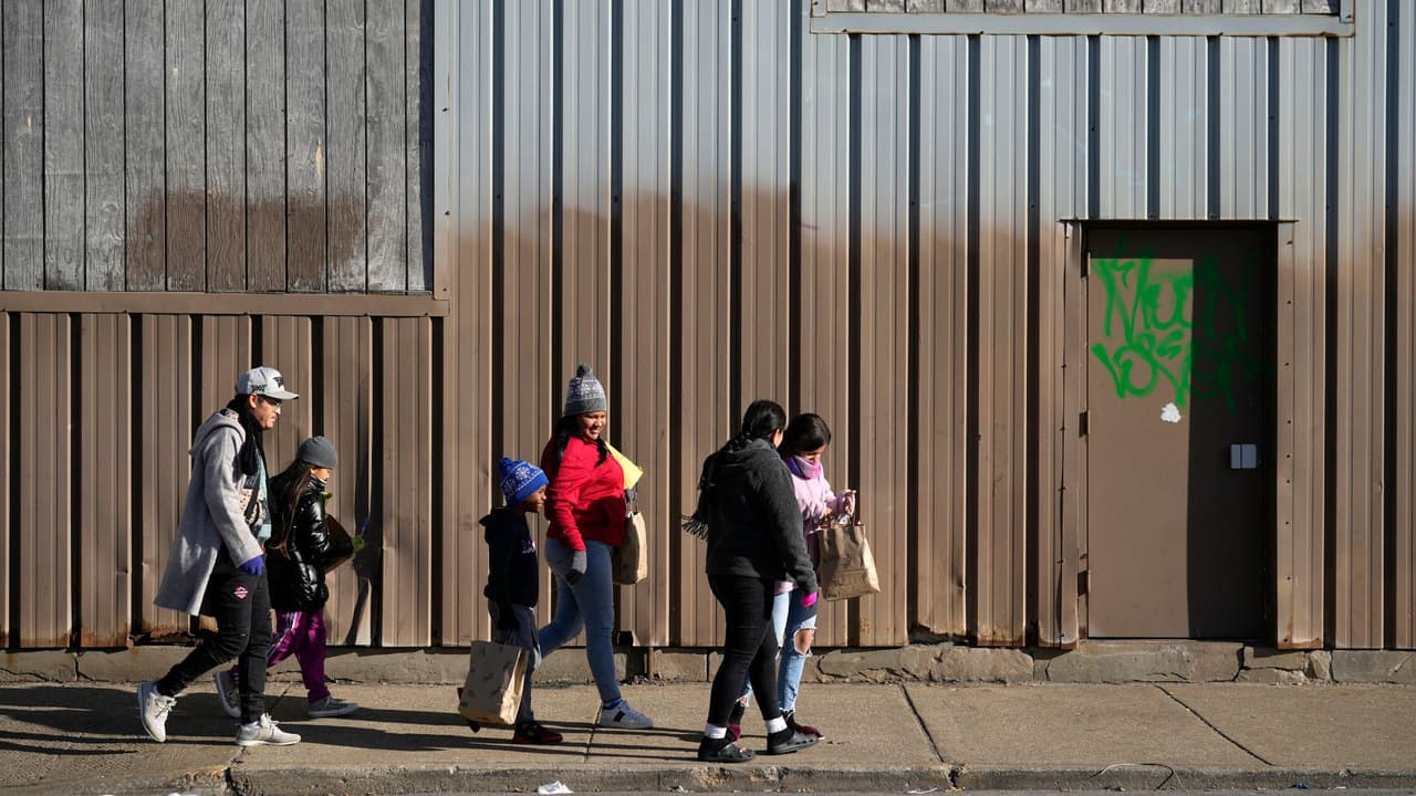 Vuelo controversial de migrantes de Texas a Chicago desata preocupación el último día del año 