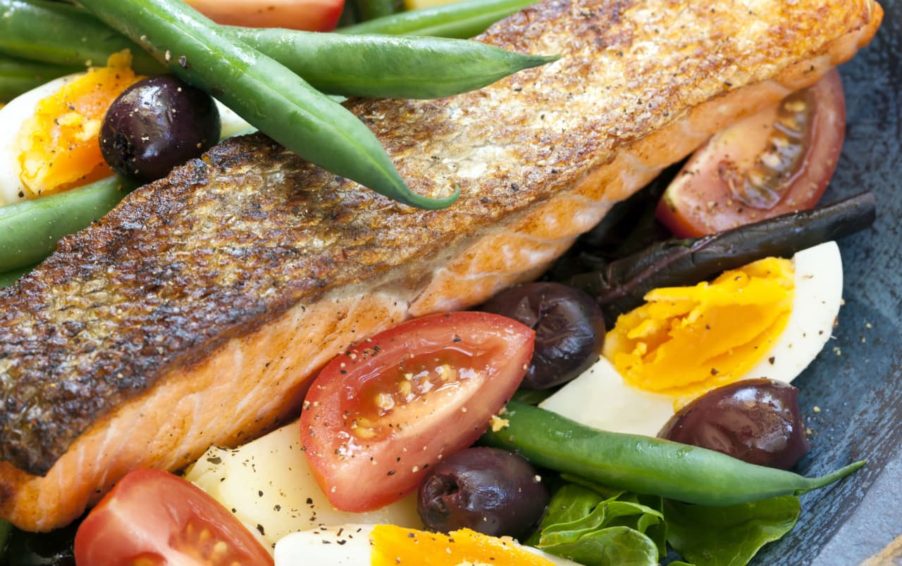 Autoridades piden a las familias y a embarazadas comer más pescado