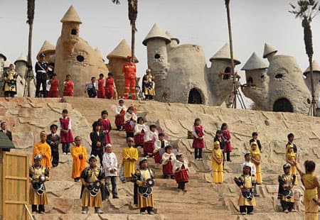 <b>Dwarf City, "La Ciudad de los Enanos (China)</b>
<br>En este pueblo, fundado en 2009 en Kunming, al sur de China, solo viven personas enanas. Dispone de su propio cuerpo de bomberos y de policía, y casas como las de los duendes que son un reclamo para los vistantes. ¿Un santuario para estas personas o una atracción turística más?