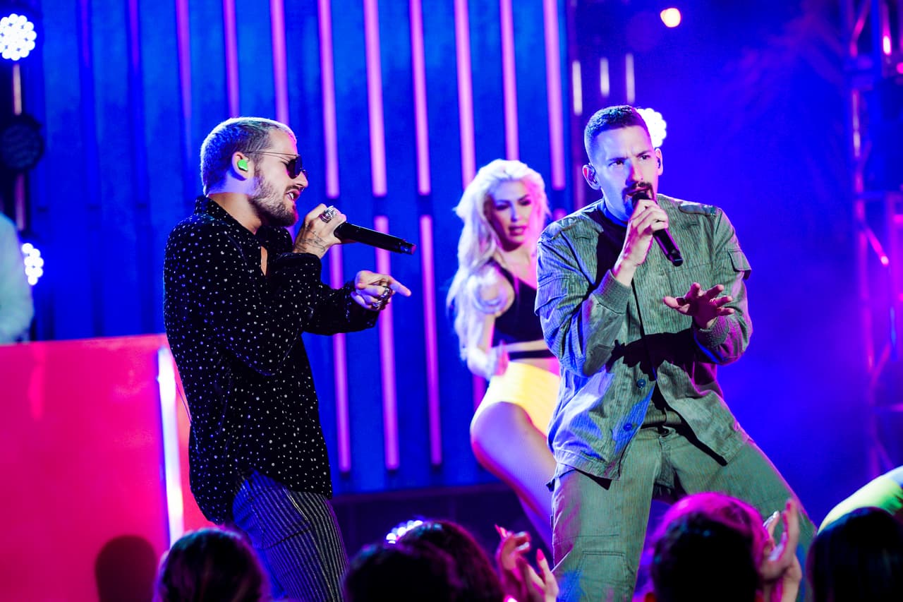 Antes de subir al escenario, el dúo mostró su emoción por ver al legendario actor
<b> John Travolta</b>, uno de los invitados de la gala. 
<br>