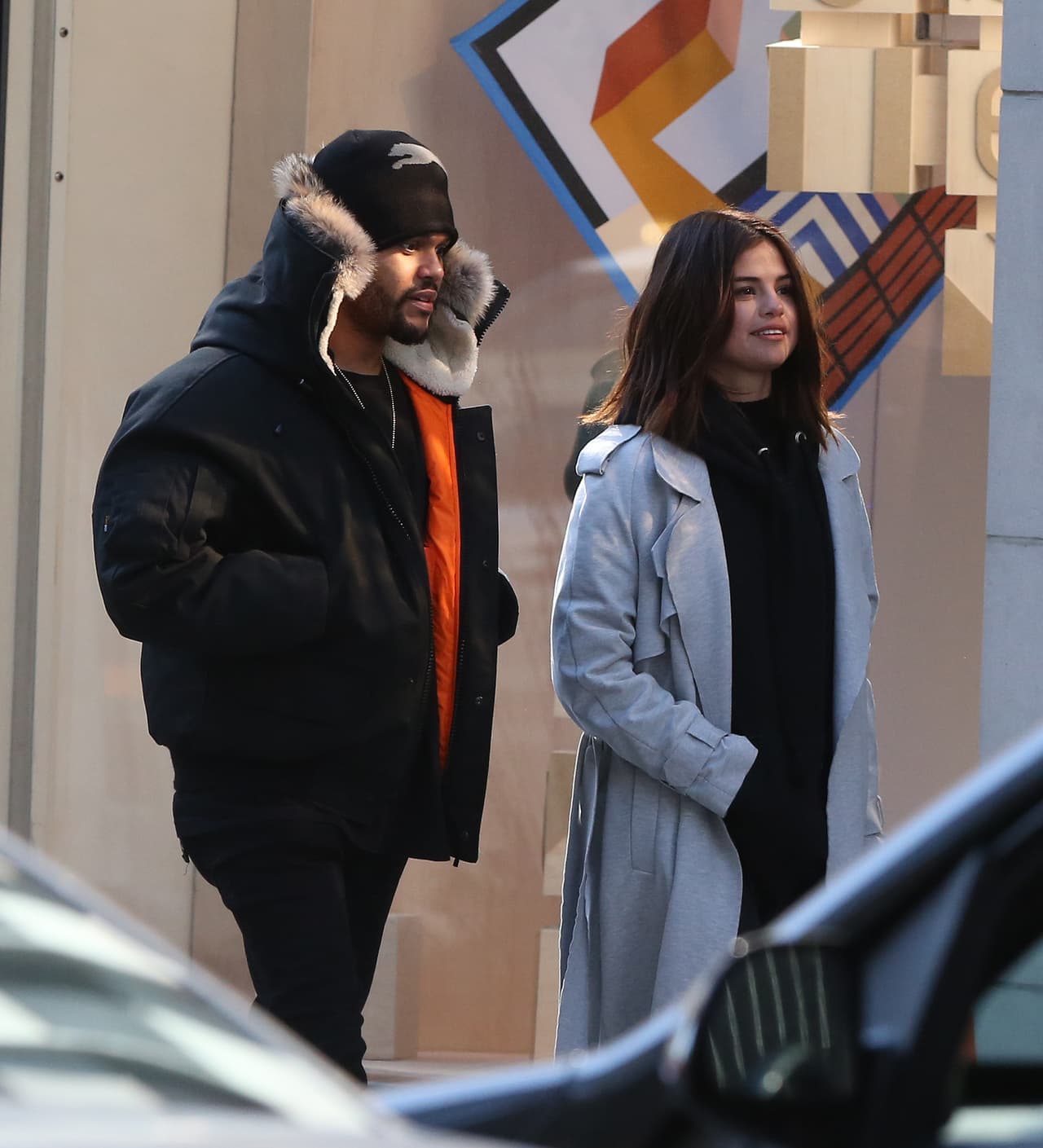 Selena Gomez y The Weeknd no ocultaron su amor mientras paseaban tomados de la mano en un romántico día de shopping en Toronto, Canadá.