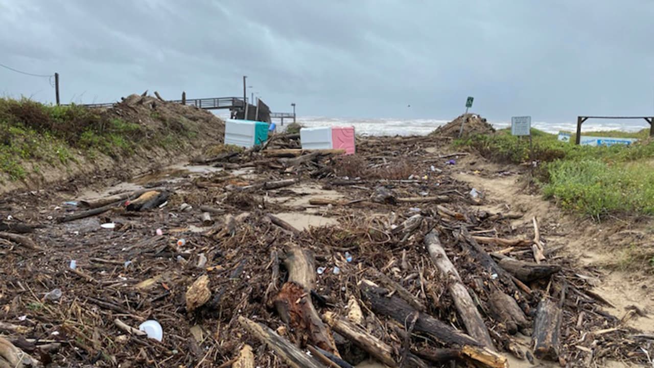 Estos escombros están en el área de la playa Quintana.