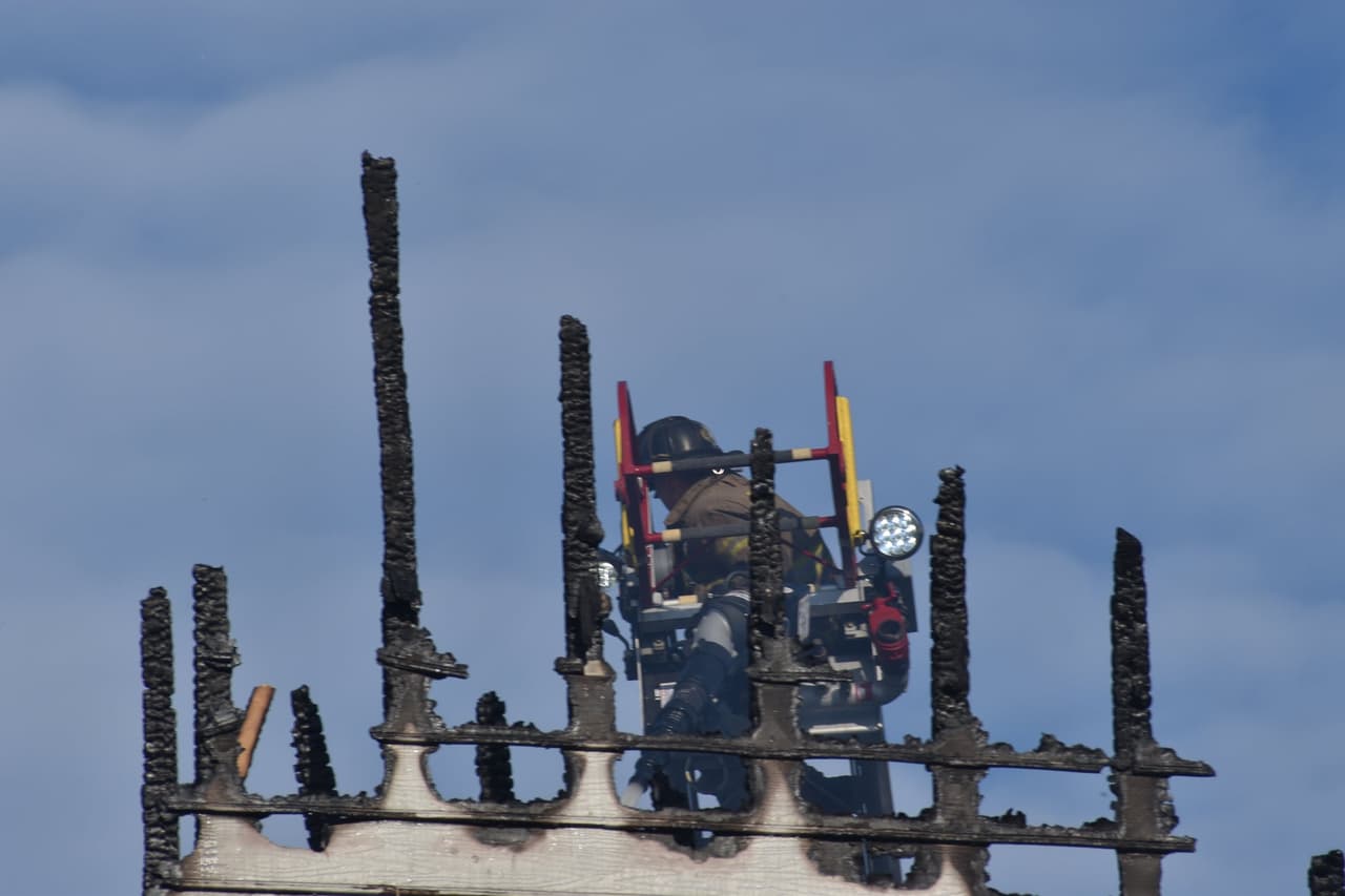 Los bomberos están investigando si los dos incendios están relacionados.