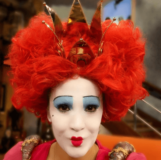 La reina lucía muy orgullosa su corona, y también su maquillaje que no le permitía sonreír mucho.